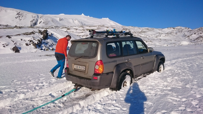 Auto kurz fest aufm weg runter vom Berg in Sued Island